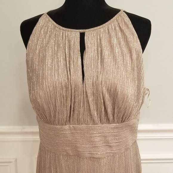 Red Carpet Ready Gown♡ - Picture 3 of 8